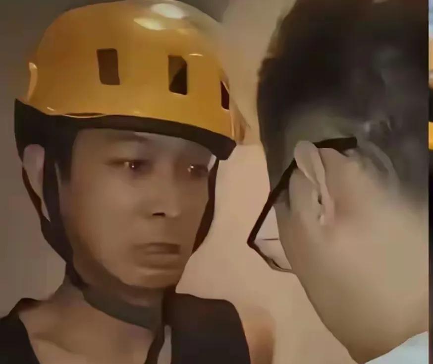 兔子急了也咬人，老实人也会反抗的，不要总是拿“软柿子”捏了。
近日，一快递小哥划