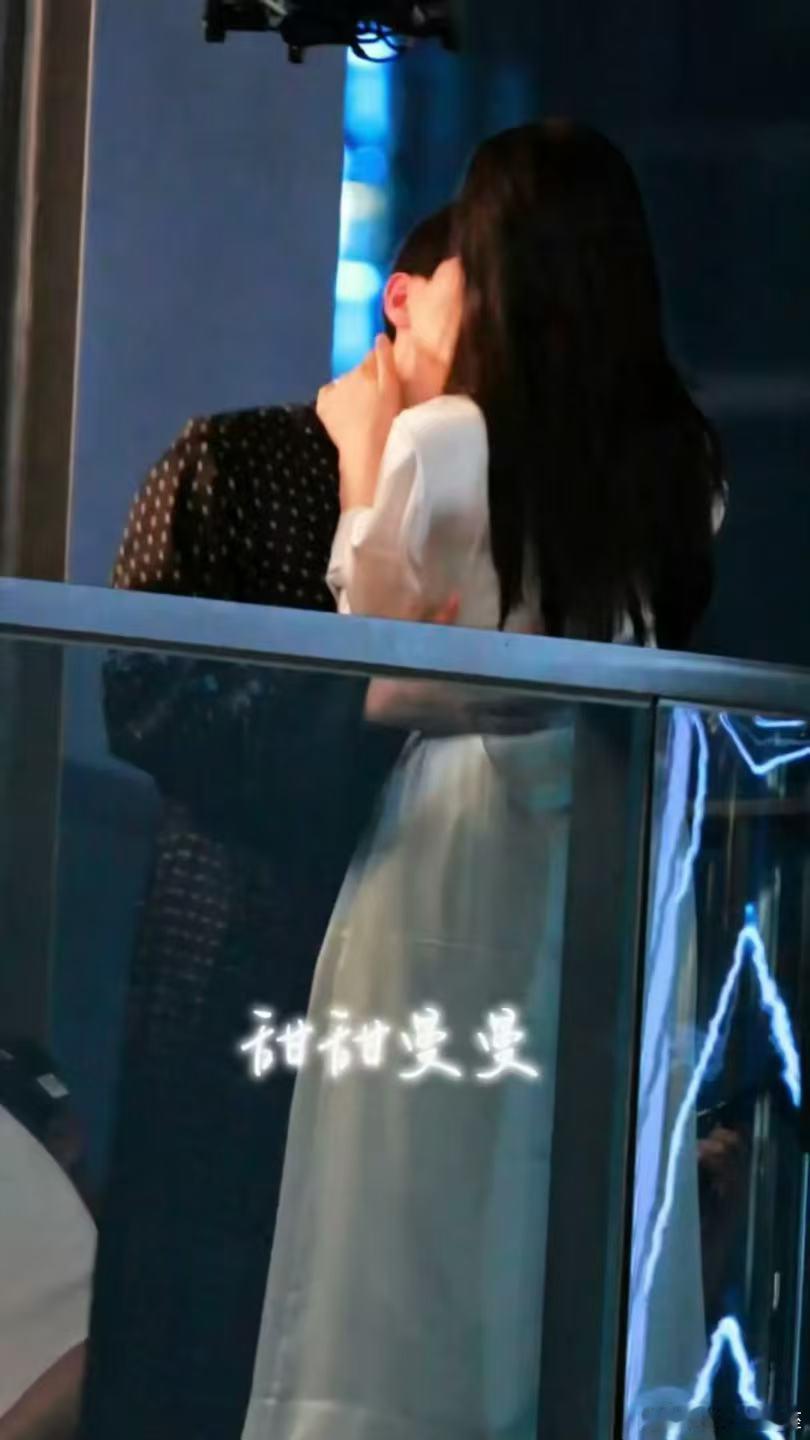 李现张婧仪浴袍吻戏 李现张婧仪天台吻 李现张婧仪天台吻