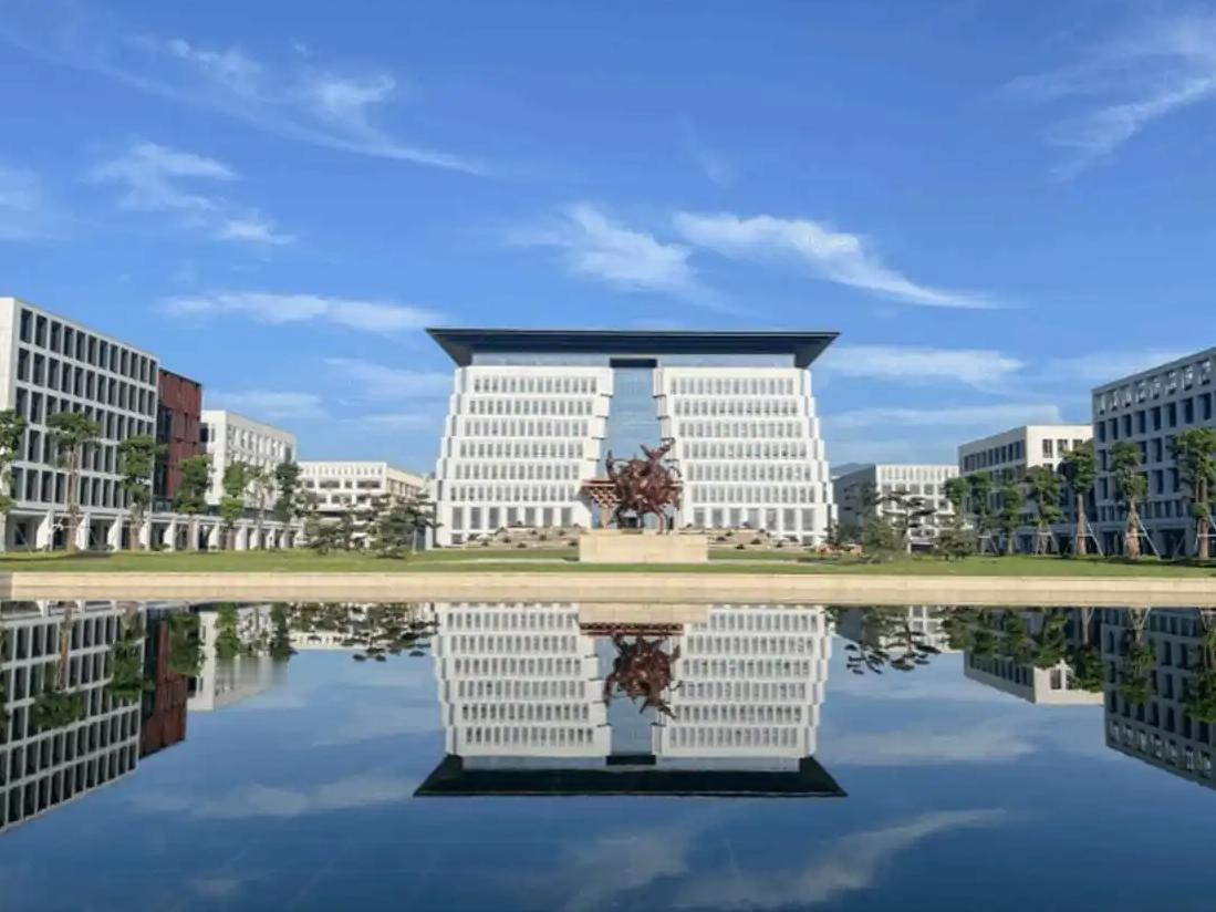 学校的生死，不该绑架普通老师买单
 
最近福耀科技大学提出院系自负盈亏，引发全网