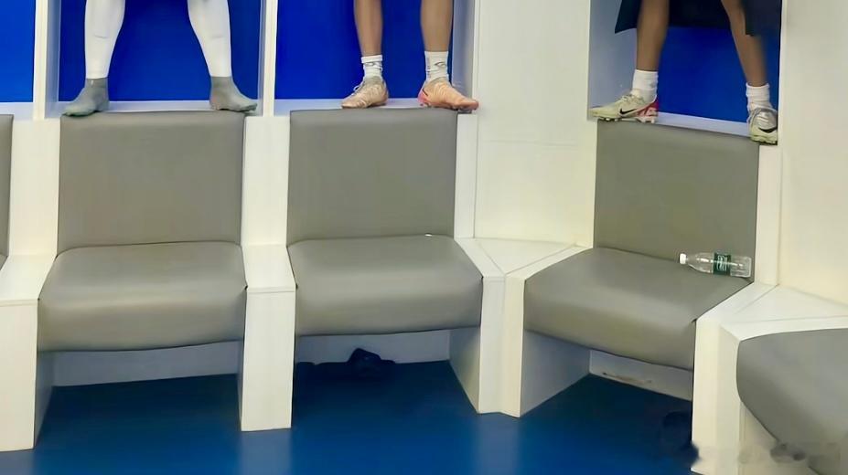 私信收到的抖截图。裁掉了账号名和仨孩子兴高采烈、洋洋得意的样子，留下这点儿，只为