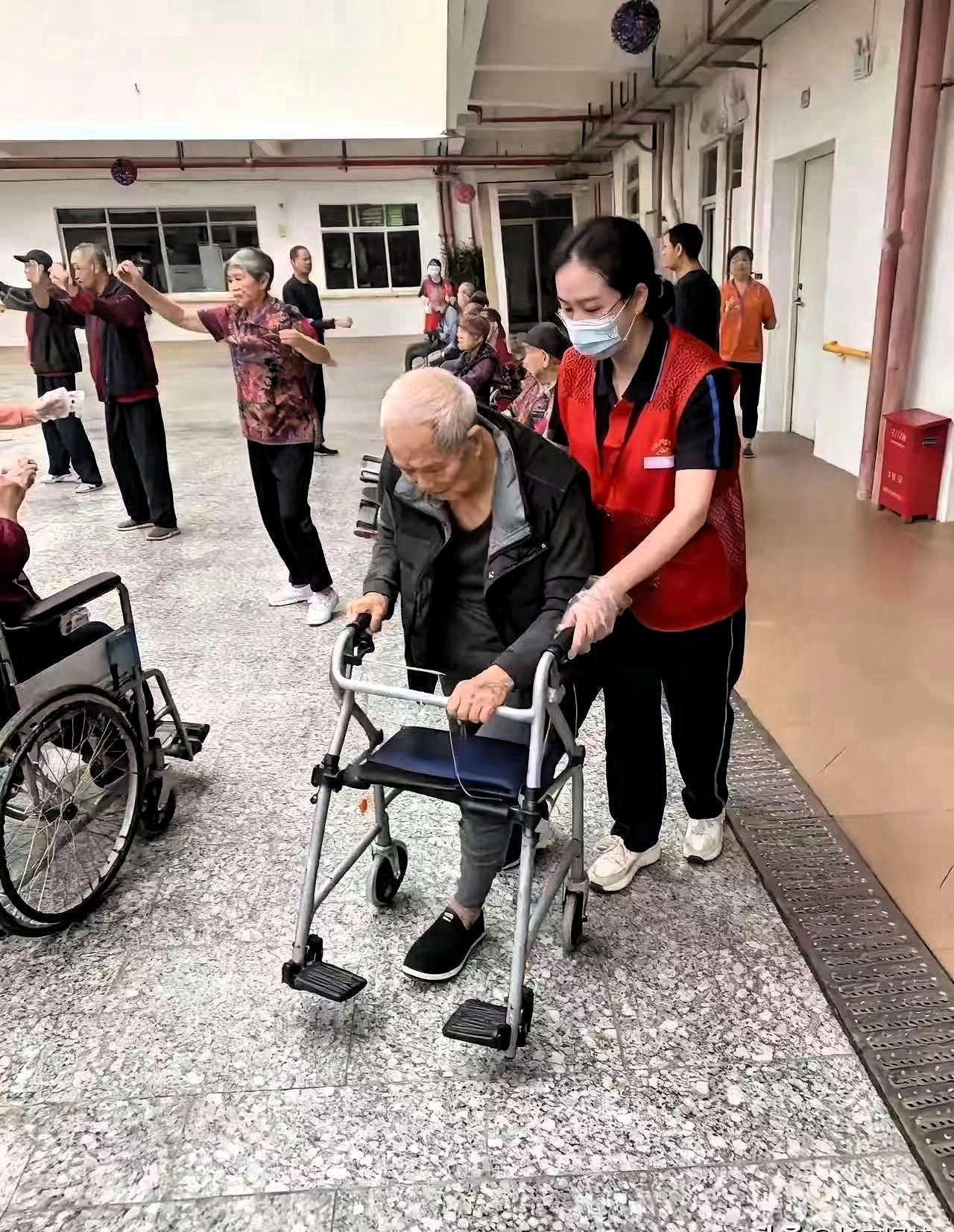 72岁退休小学教师在养老院遭女护工连扇6个巴掌，老人没喊没闹，只是颤着手拨通了3