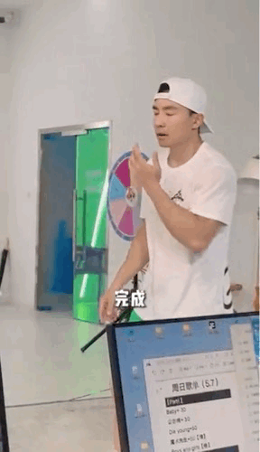 #周杰伦向刘畊宏自荐我要夏天#  周杰伦和刘教练是配度太高了吧！感觉也就只有刘教