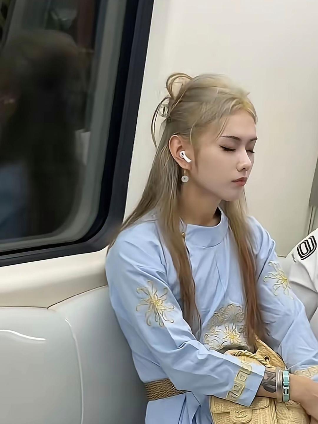 到底是男是女？
看手关节像是男的，但又没有喉结