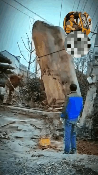 这个扫地的人也太讲究了，但是根本就没有一点儿安全意识，在起重机吊起这个庞然大物的