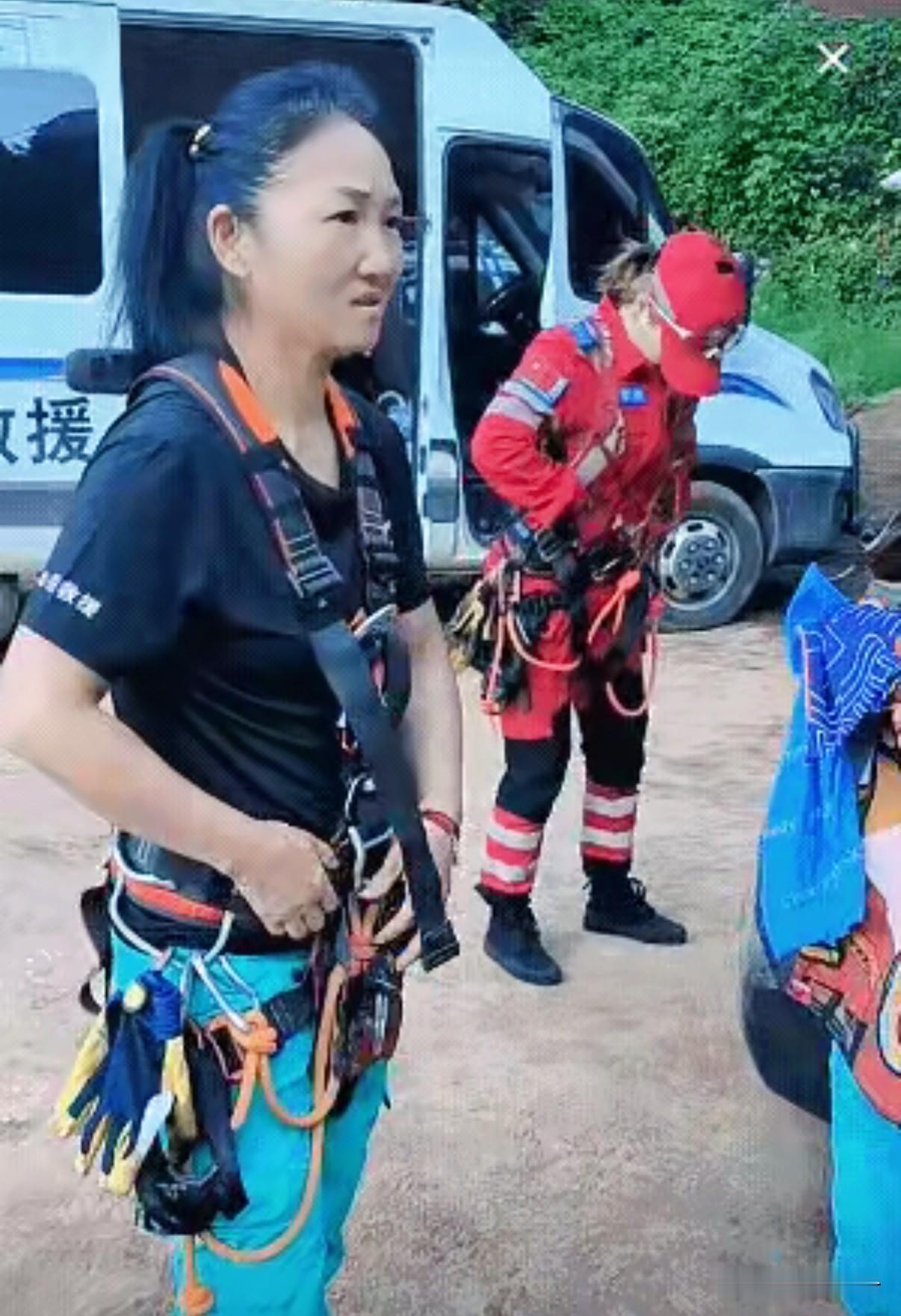 搜救程梦园“总攻”战真的开始了，一大早，对头寺老郭家民宿门口就聚集了大量的人，看