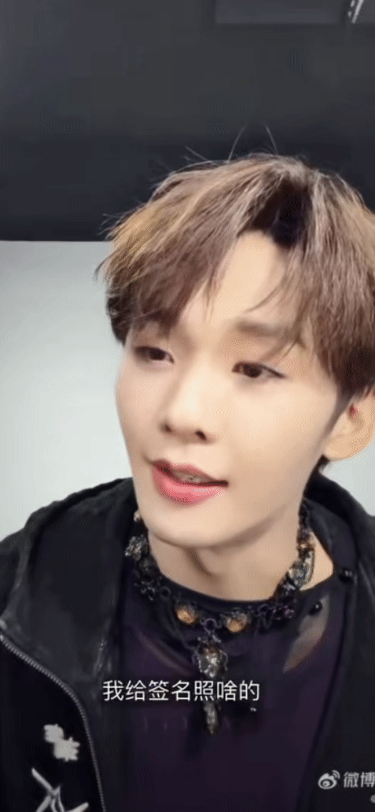 还没到春晚王赫野就演上了 王赫野把直播间变成了手机展示剧场，拿着三折叠手机各种折