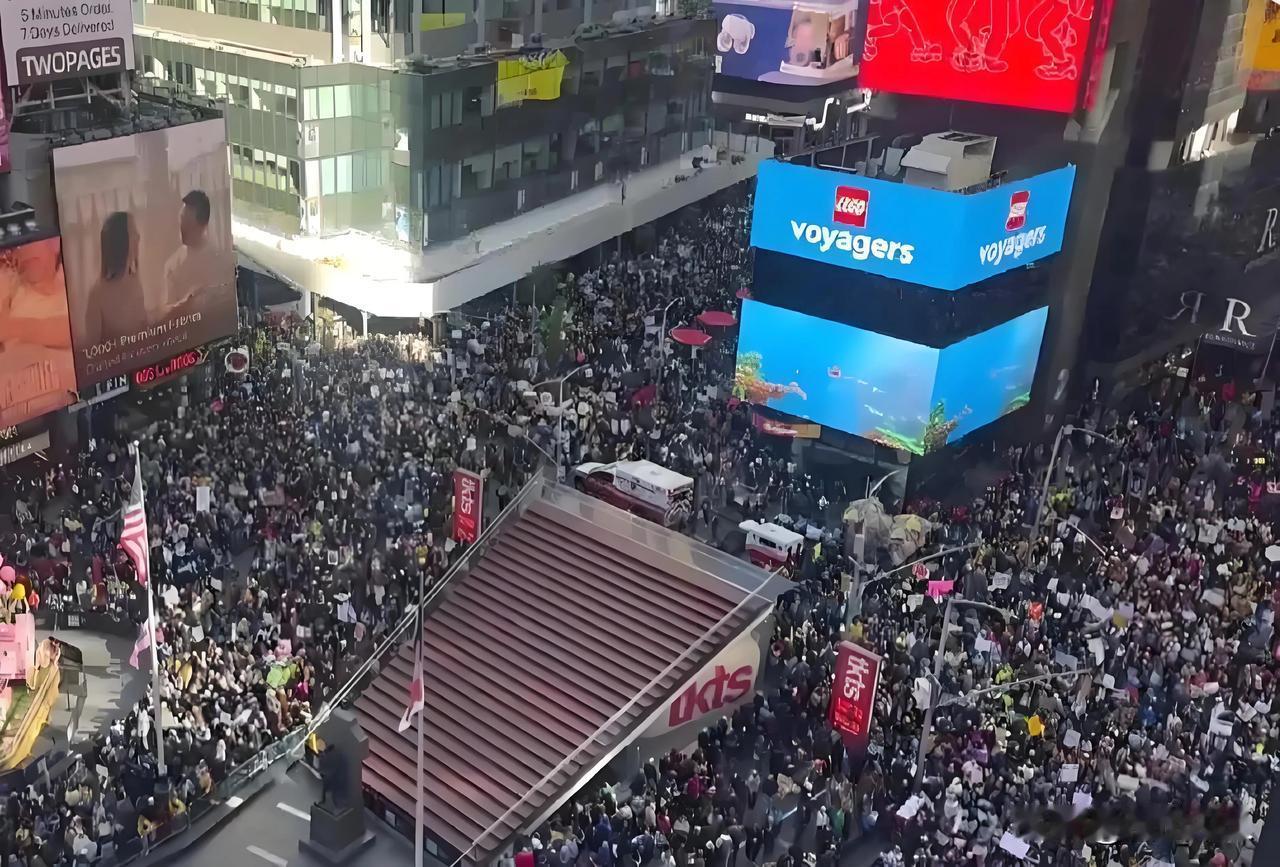 当地时间10月18号，美国各地有超过700万人参加了反对特朗普的“不要国王”游行