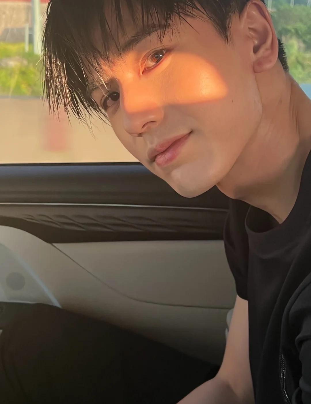 “色，我大抵不是的，若花开的正艳，我不去欣赏，倒显得不解风情了。