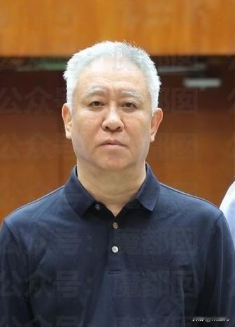 卦不可算尽，因为天道无常，
人生小满胜万全。
许家印曾经随着房地产一起辉煌，
现
