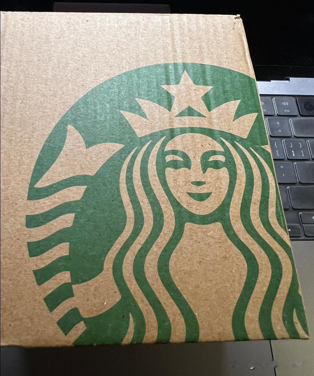 银行也送假杯子？
如题，好奇一下。
今天做活动送的星巴克杯子，结果回来一看这个跟