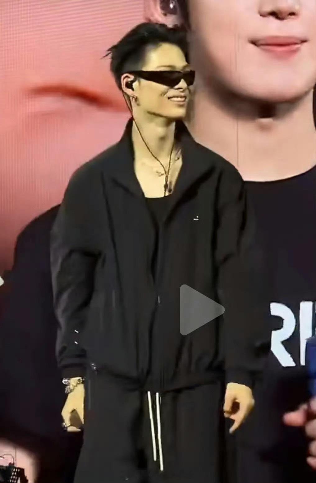 粉丝“锐评”西村力演唱会的状态：特别好，不用太担心了！我哭了！我的妈呀…… 