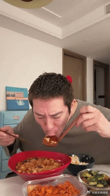 真让韩国霸总吃上好的了 谁能想到韩国霸总在中国疯狂打卡美食！东坡肉、麻辣烫挨个尝