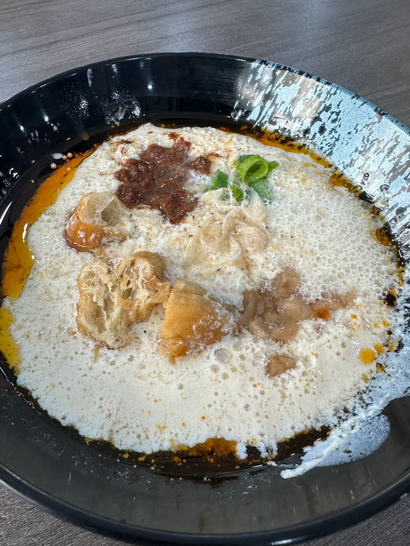 每日一餐分享今天早餐鹹豆漿+豬排河粉蛋餅，這家鹹豆漿辣油只有油沒辣、酸味也不足?