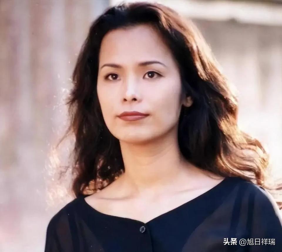 63岁歌后韦唯净身出户22年，当年一分钱不要只带走3个儿子，谁料前夫83岁去世后
