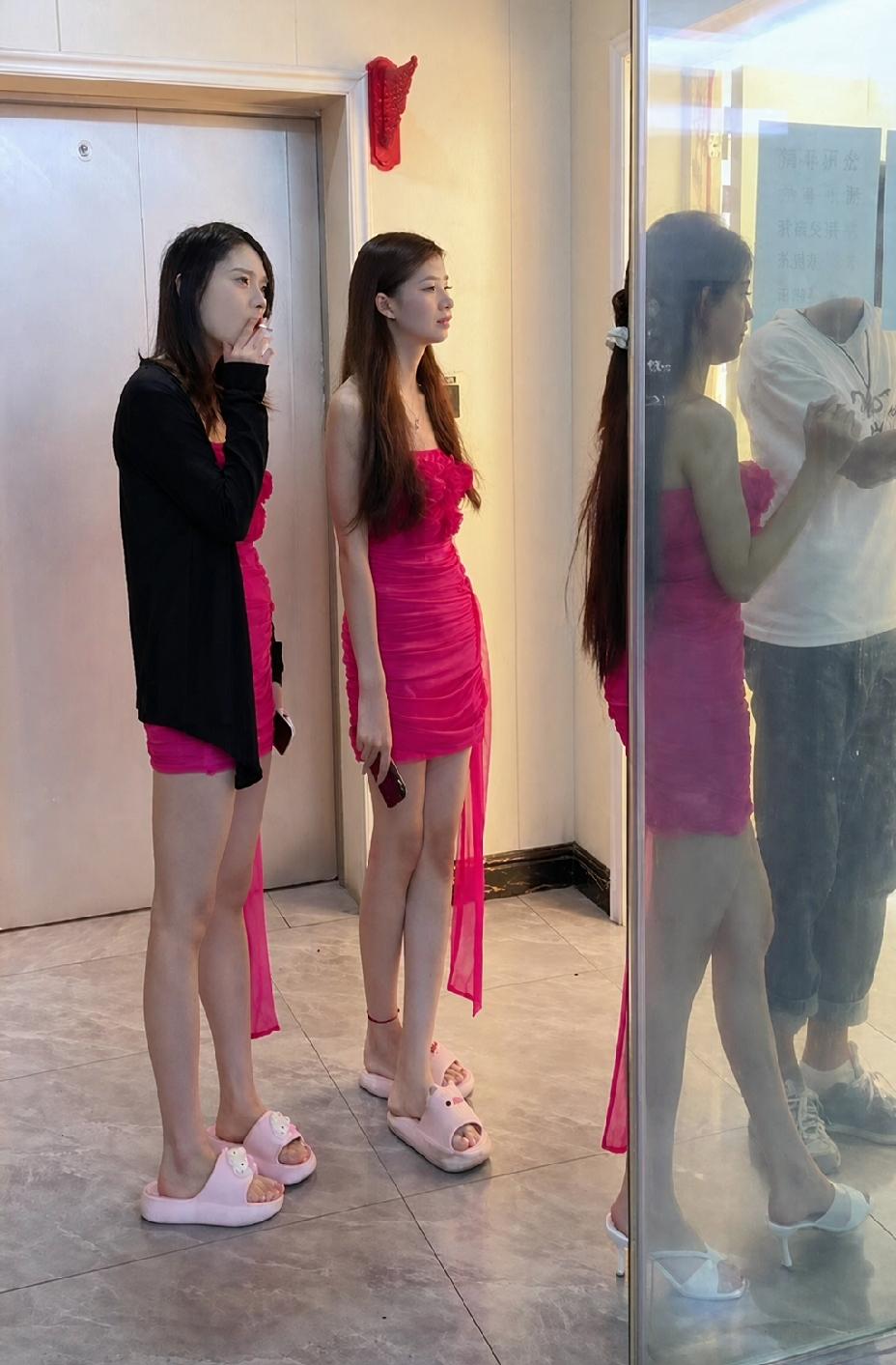 不懂就问！
这是伴娘吗？
感觉有点霸气！！