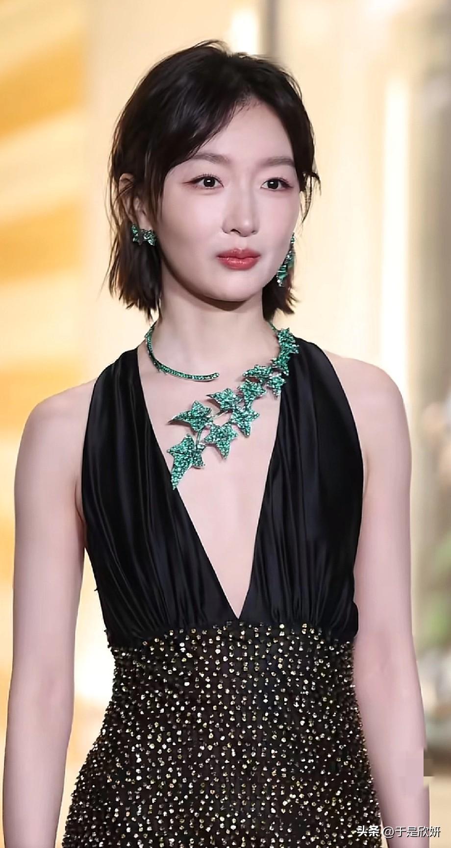 谁懂啊！32岁的周冬雨，最近宝诗龙活动生图直接美到失语✨
 
黑丝绒深V鎏金长裙