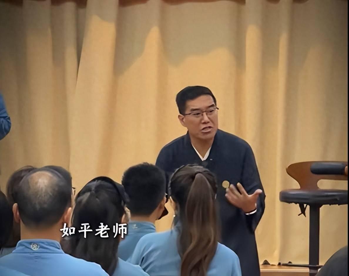 据报道，浙江新昌县传销头子如平因为组织传销罪被抓坐牢，出狱后开办“如是书院”，以