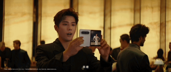 王安宇姚安娜二搭就这么有梗王安宇给姚安娜和烟花拍合照 谁说烟花夜必须浪漫？他俩偏