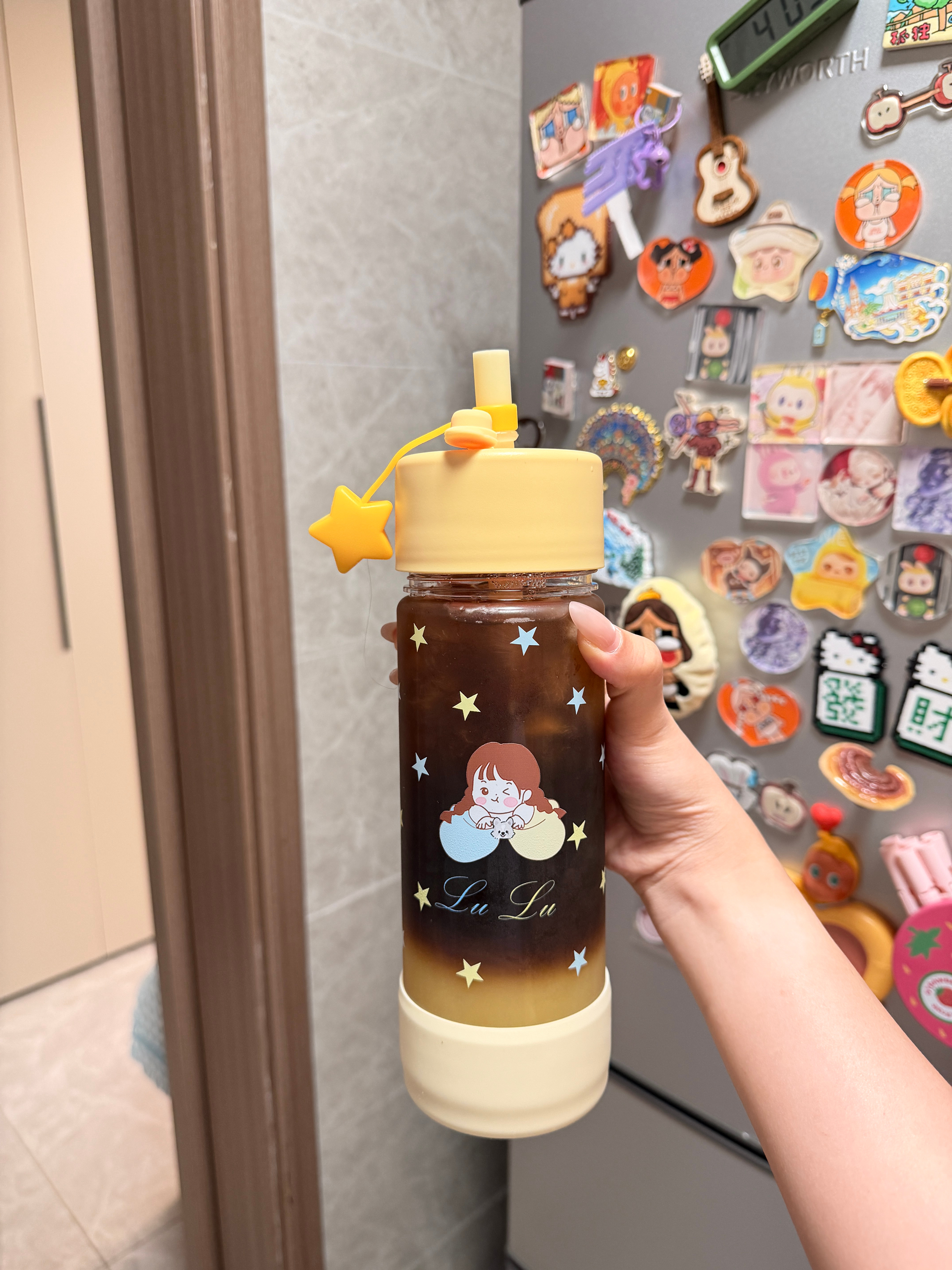 给自己做了一个超大杯苹果乌龙美式🧊今天两眼一睁就开始回工作消息 现在准备开始挨