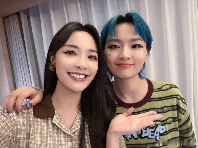 李莎旻子20年后首访周笔畅二十年的喜欢从未褪色，从粉丝到同行，这才是偶像和粉丝最