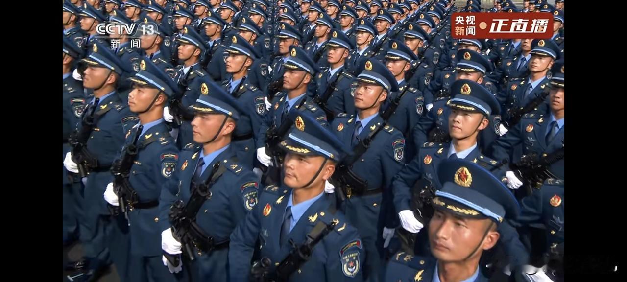全职妈妈家庭妇女
此刻正吃着鸭货
喝着快水在看阅兵
感谢我的祖国
感恩奉献的先辈