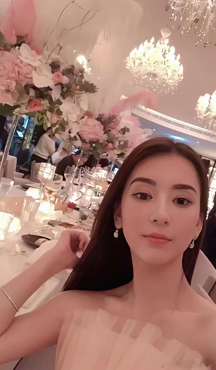 向太点评方媛，说：“羡慕嫉妒她的人太多了，她只是一个聪明可爱的女孩……”说得好听