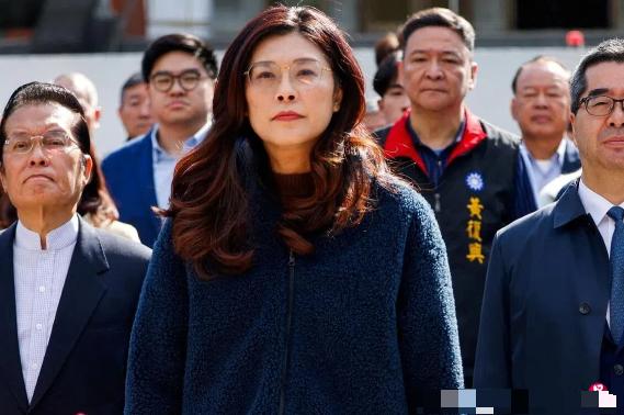 松山机场涌进大批抗议者闹事，近百警力出动维安！很多人以为台独势力声势浩大。错了！