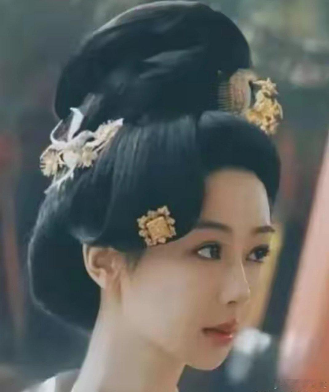 杨紫的新剧开播，能够大火，一定能带火女二号，看女一号和二号的装造，外形，一下子杨