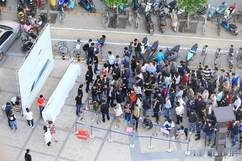2025年过半，买华为手机的人确实变少了。一方面是竞争对手太猛，小米、OPPO、