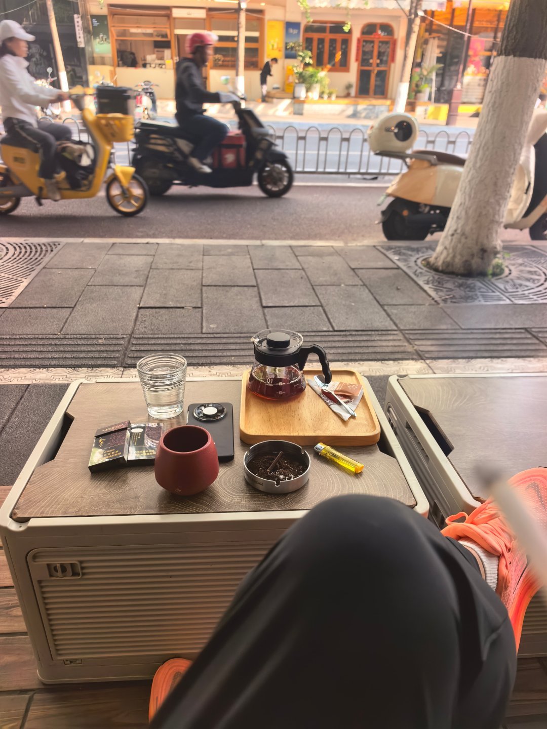 住在翠湖边上的一个老酒店君乐，下楼走几步就是翠湖，每次来都住这里。早餐完了，翠湖