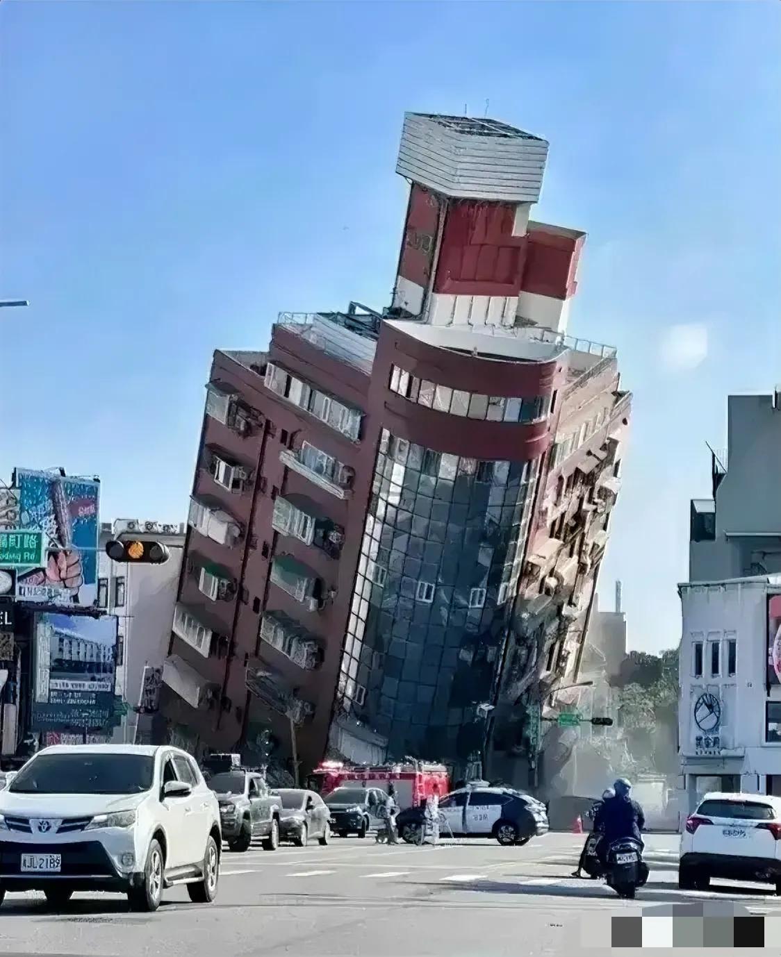 4月3日07:58，台湾发生7.3级地震。图中这幢楼被震到倾斜角度几乎达到45°