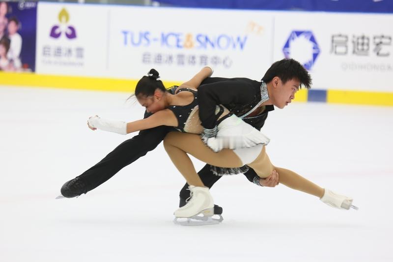 花样滑冰运动员宛如冰上精灵，于冰面轻盈起舞，每一次旋转、每一回跳跃，似都在讲述着