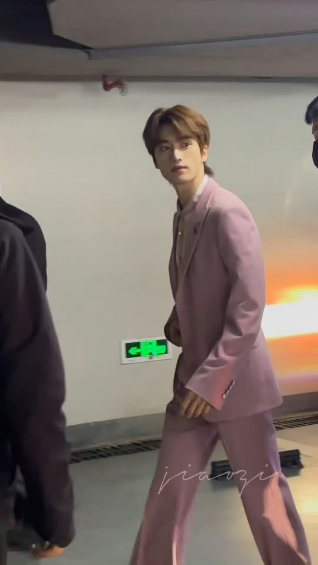 粉色实在娇嫩 今天的张康乐格外帅气张康乐RV杭州活动粉西装造型