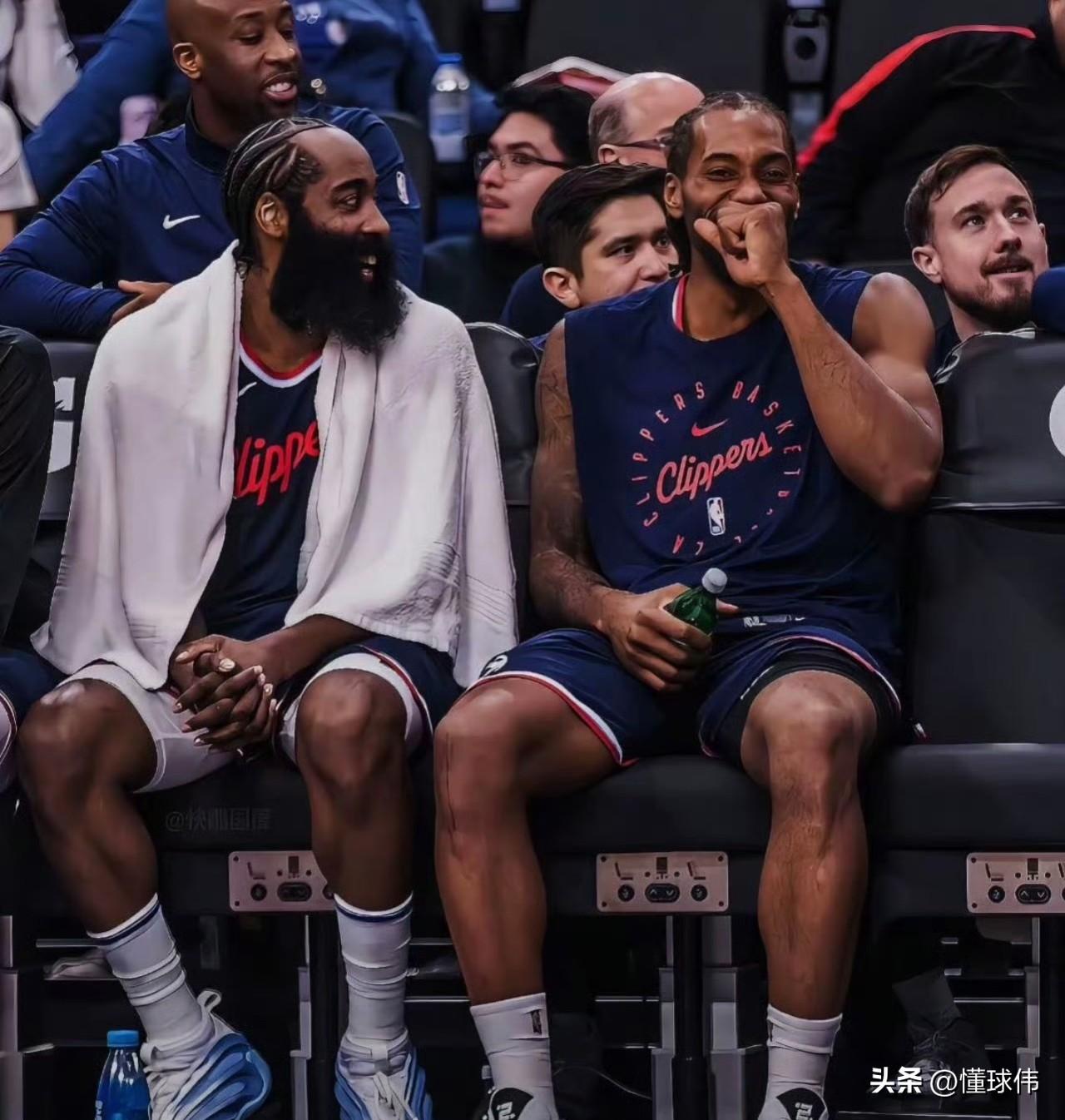 人的悲欢并不相通！米切尔谈伦纳德：

“他一直都是出色的球员。”

“攻防兼备。