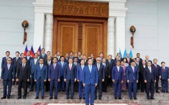 菲律宾倒向了美国，新加坡倒向了美国，柬埔寨倒向了美国，越南也在倒向美国的路上..