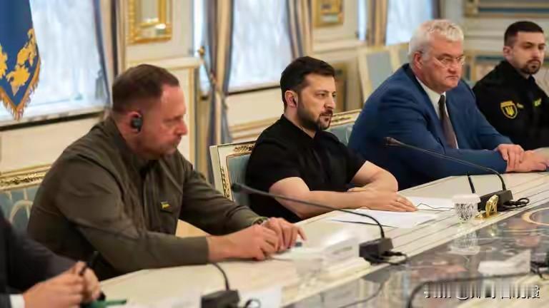 俄情报机构曝猛料：乌官员携家人资产出逃，泽连斯基政权或崩溃？