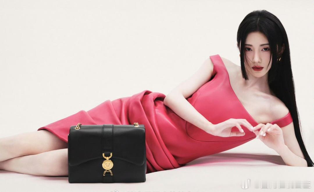 #鞠婧祎[超话]#是的没错天生女王感[爱慕][爱慕][爱慕]这次的新杂志我真的爱