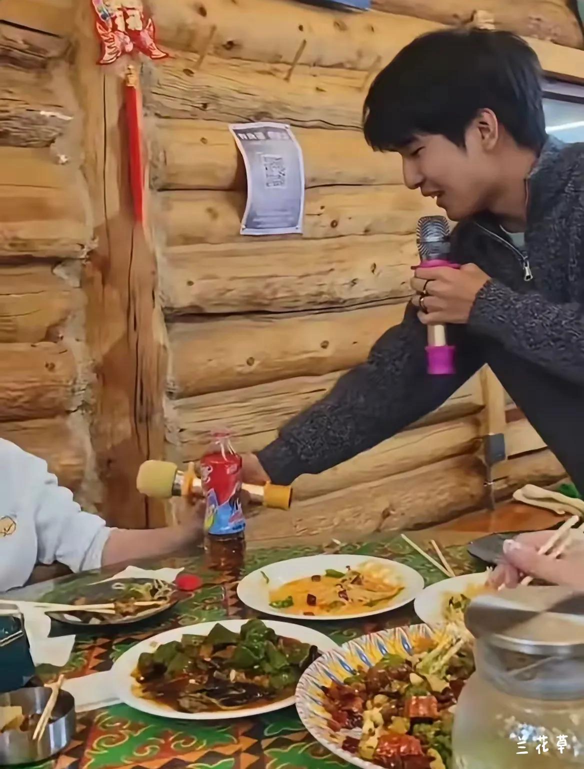 “源弟弟”（全红婵滑雪教练）让婵宝唱歌，她害羞不敢唱，并求放过自己。
这画面挺温