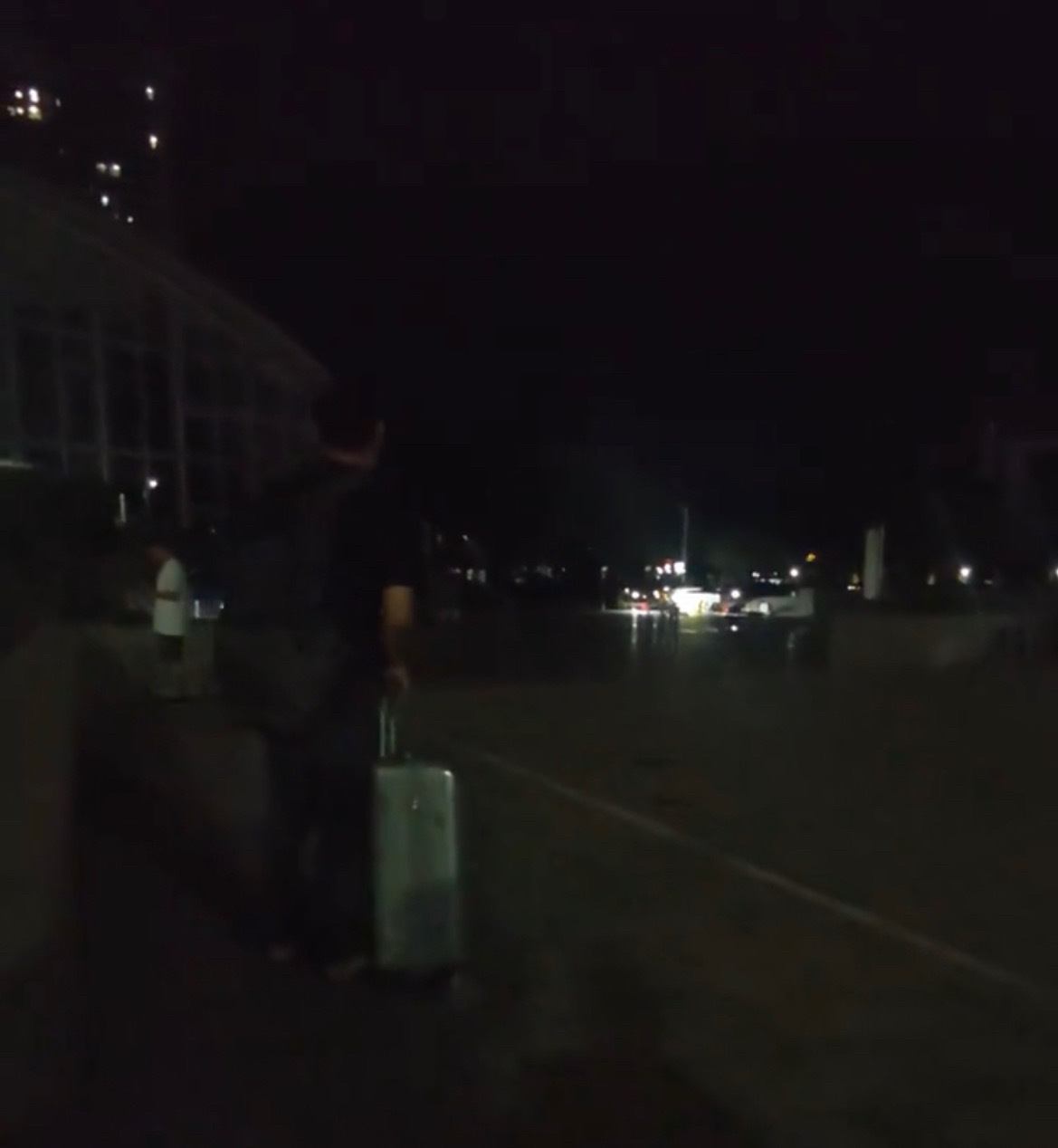 【玉林一男子自称外地人没吃饭问人要钱吃饭】近日，网友爆料称：玉林市会展中心门口遇