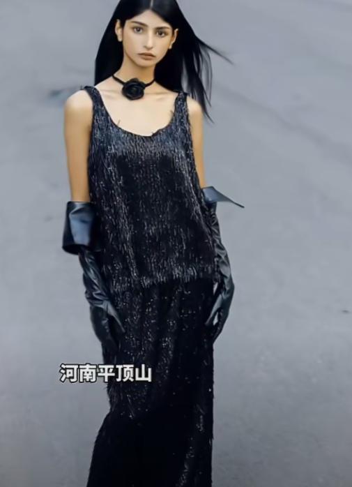 2002年，一对河南平顶山夫妇，在巴基斯坦务工时，在街头旧纸箱里发现了一名孤儿。