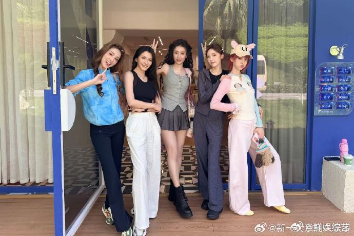 张月张月组浪姐直播三天一起凑热闹乘风2026轻快曲风自带欢乐气场，舞台效果想想就