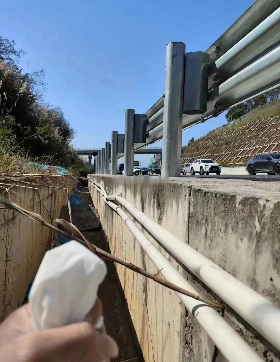每天几百公里的高速旅行，公共厕所不多的情况下如何那啥？？？新能源车还是有前瞻性的