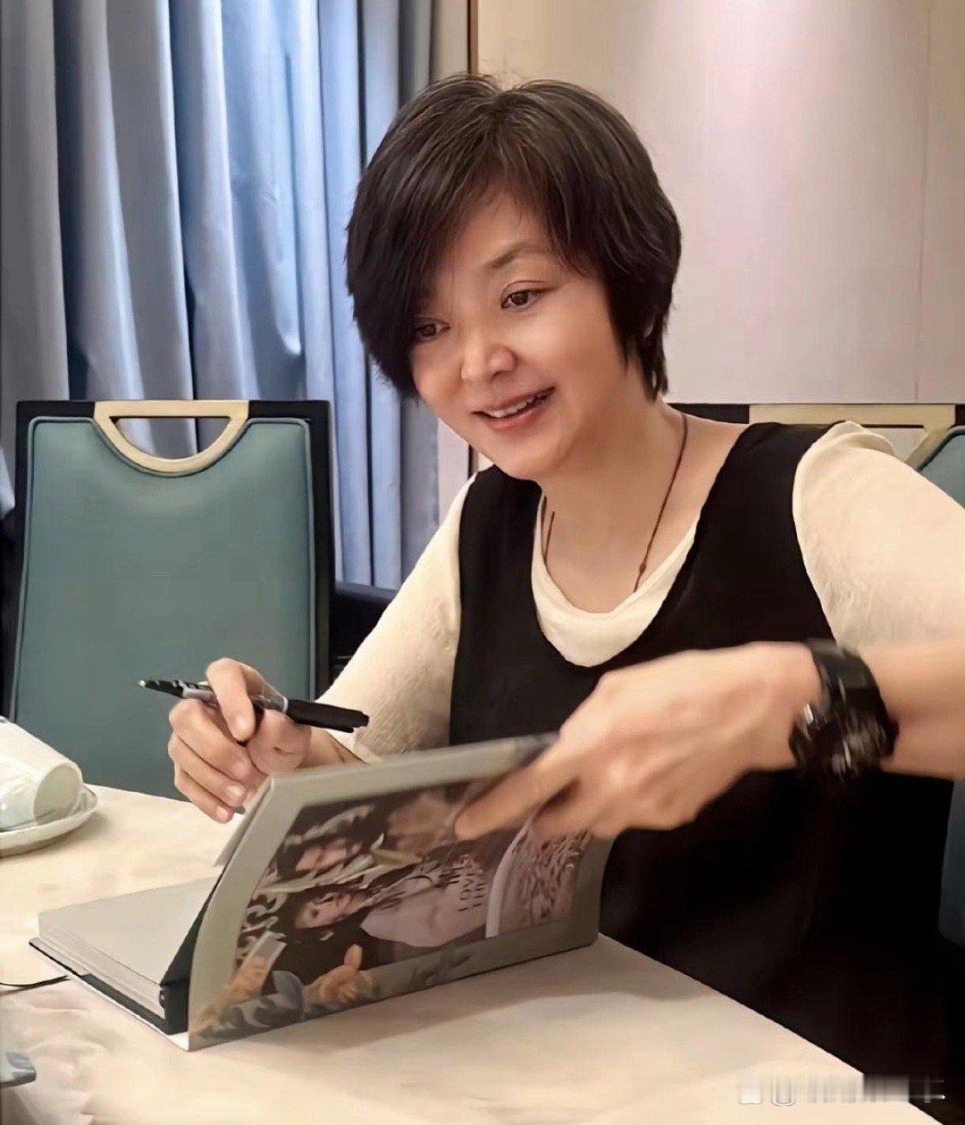 陈玉莲64岁仍似青春年少，曾因出演“小龙女”而风靡一时。周润发对她心心念念，如今