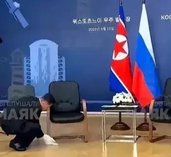 昨日，在金正恩与普京会晤后，金正恩的安保人员迅速对金正恩坐过的椅子和接触过的物品