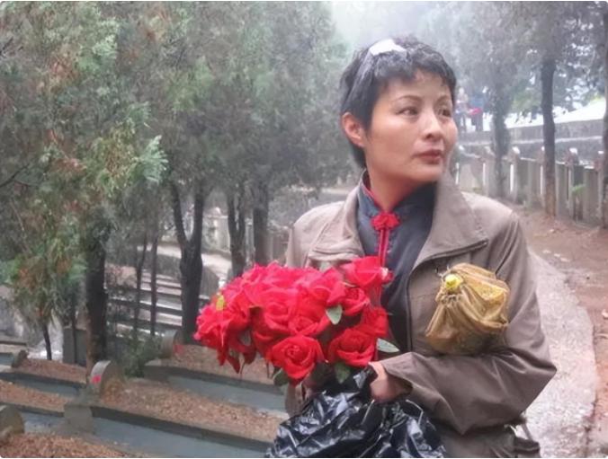 1984年,老山战役结束后不久,一名年仅17岁的女兵在云南麻栗坡烈士陵园中违纪开