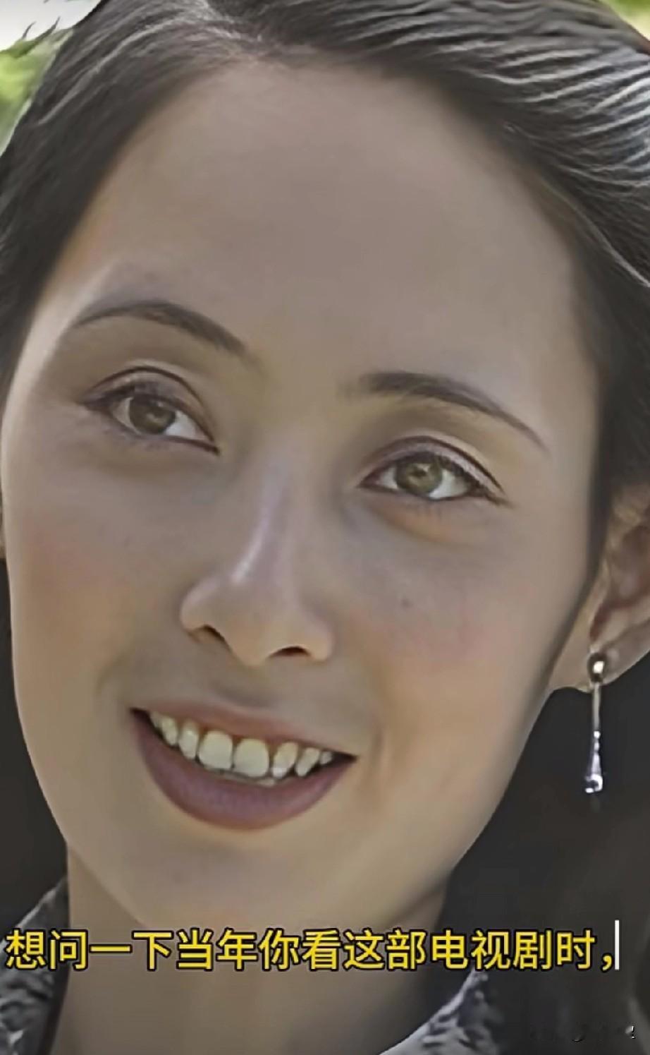 乌龙山剿匪记四丫头

当你看到这张图片的时候，
你是否还会想起那位风情万种，
阴