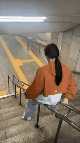 美女头先着地，这个痛估计一辈子都忘不了。