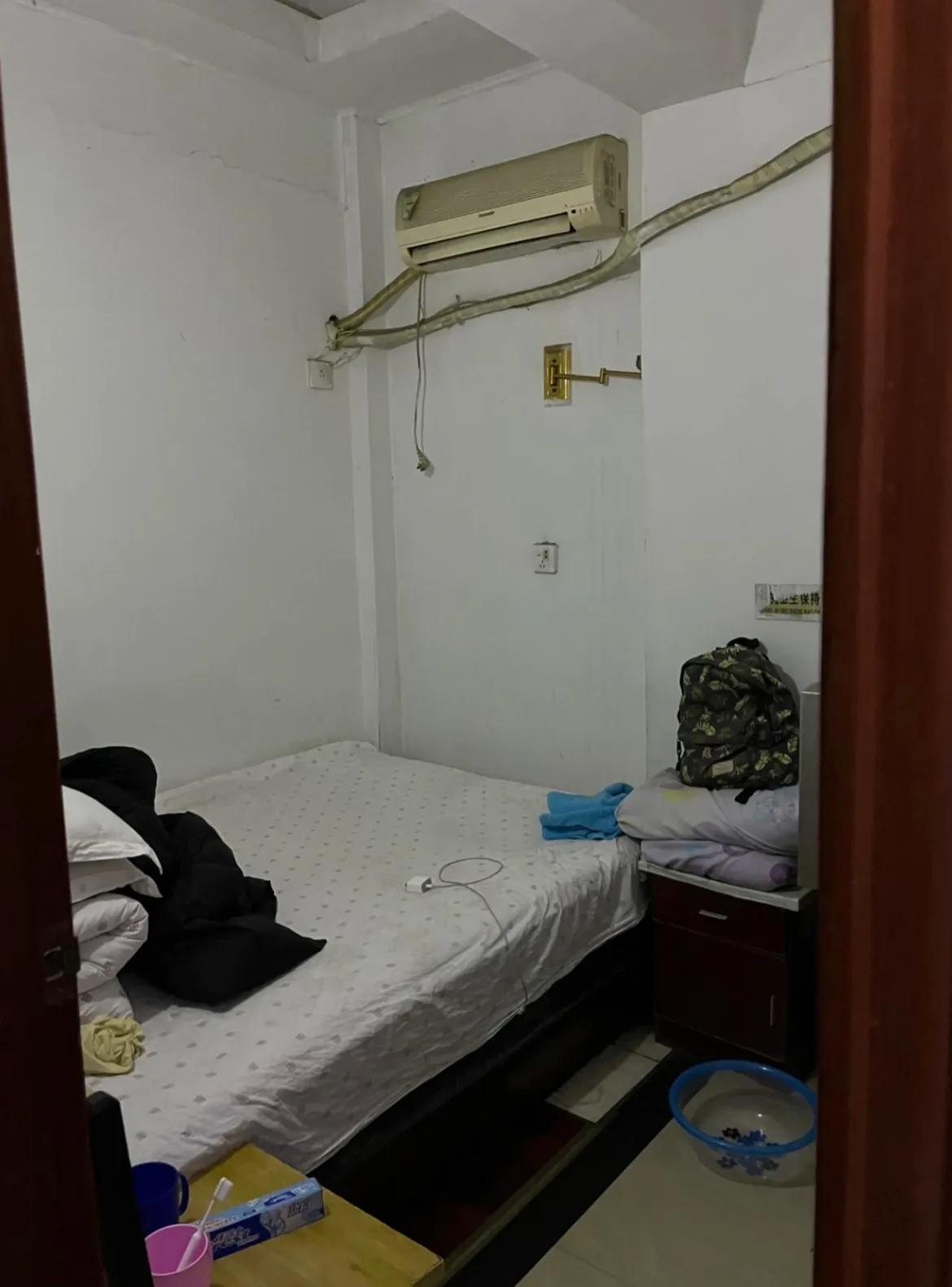 我那干了二十年工程的亲戚，今年突然搞了个大转变。他不再去工地忙活了，反而跑到医院