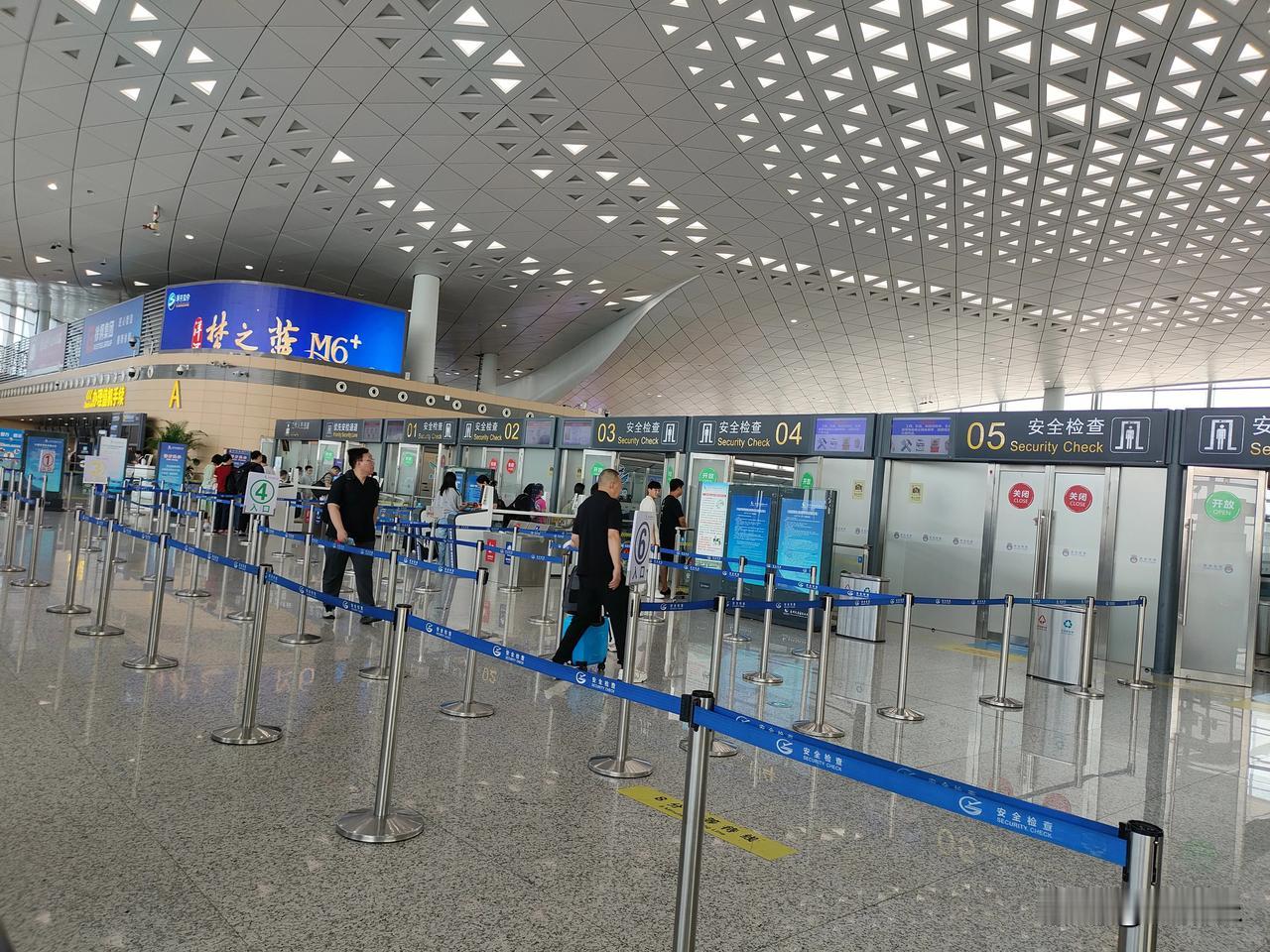第一次乘坐飞机去四川，我和朋友两人，虽然是跟团旅游，但乘坐飞机是我们自己坐前往。