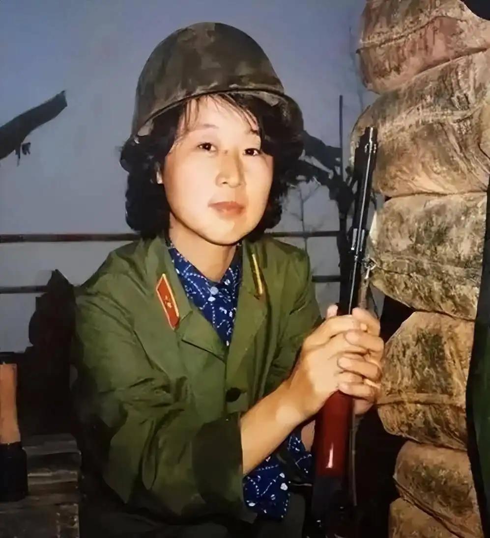 1978年，一头公狼走到军营附近，卫兵刚要开枪射击，没想到，公狼却趴了下来，大家